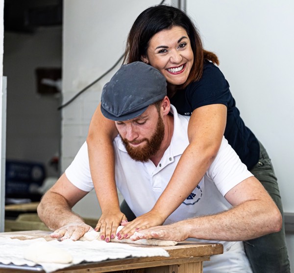 Romain et Perrine font du pain